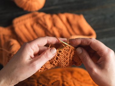 Örgü ören ellerin yakın çekimi