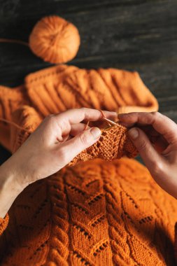 Örgü ören ellerin yakın çekimi
