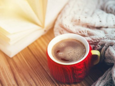 Bir kupa sıcak kahve ve sıcak örülmüş bir kazak.