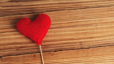 Kırmızı kalp aşk sembolü ve ahşap dokulu arka plan Sevgililer Günü konsepti