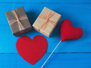 Mavi ahşap arka planda Sevgililer Günü hediyesi