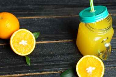 Taze soğuk portakal suyu, ahşap arka planda, kopyalanmış.