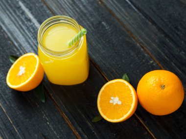 Taze soğuk portakal suyu, ahşap arka planda, kopyalanmış.