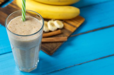 Muz kokteyli ya da bardakta smoothie.