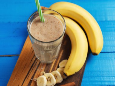 Muz kokteyli ya da bardakta smoothie.