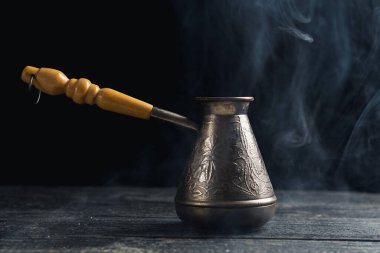 Kahveler koyu arkaplanda.