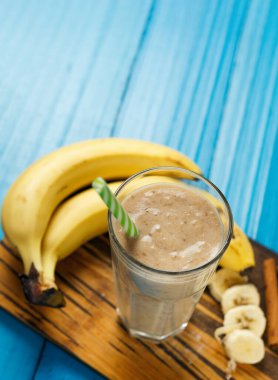 Muz kokteyli ya da bardakta smoothie.