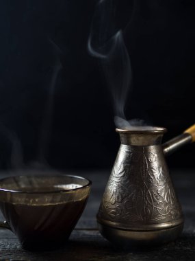 Kahveler koyu arkaplanda.