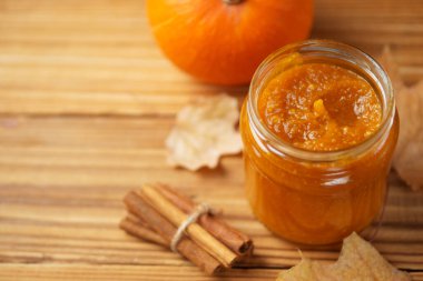 Ahşap arka planda ev yapımı kabak püresi / reçel