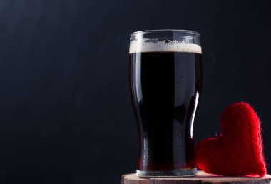 Bir bardak koyu bira hamalı ya da bira Sevgililer Günü 'nde bir erkek için sürpriz.