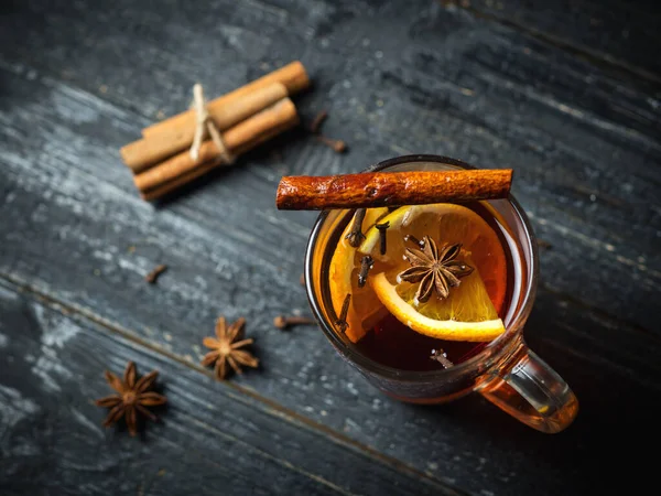 Vinho Quente Uma Mesa Madeira Escura Close — Fotografia de Stock