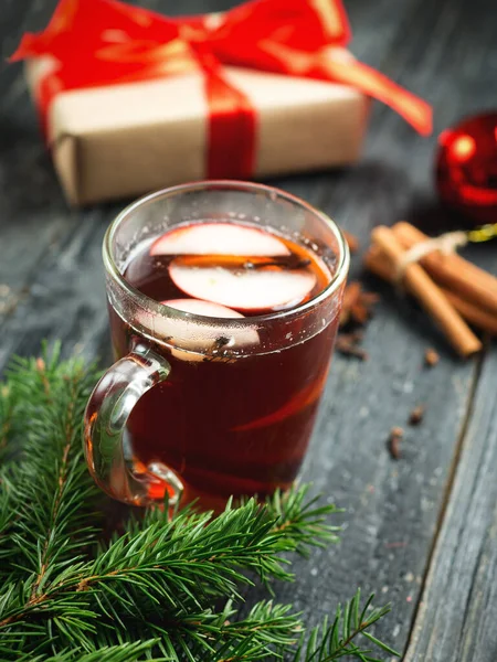 Weihnachtsglühwein Als Geschenk Auf Einem Dunklen Holztisch — Stockfoto