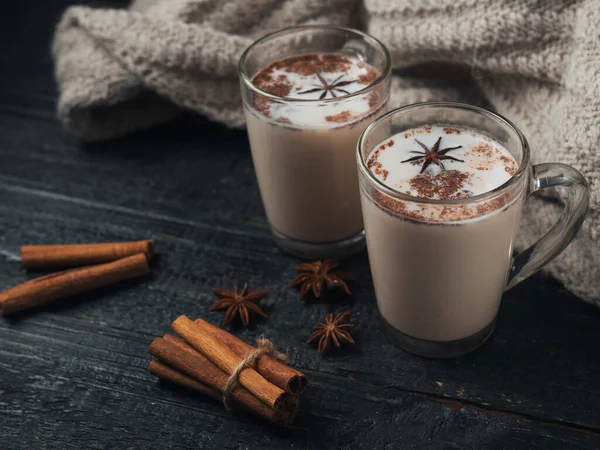 Domácí Čaj Latté Skořicovou Tyčinkou Dřevěném Venkovském Pozadí — Stock fotografie