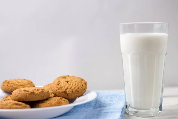 Vaso Leche Galletas Sobre Una Mesa Blanca Madera —  Fotos de Stock