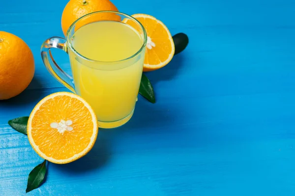 Jus Orange Frais Cocktail Sur Fond Bleu — Photo
