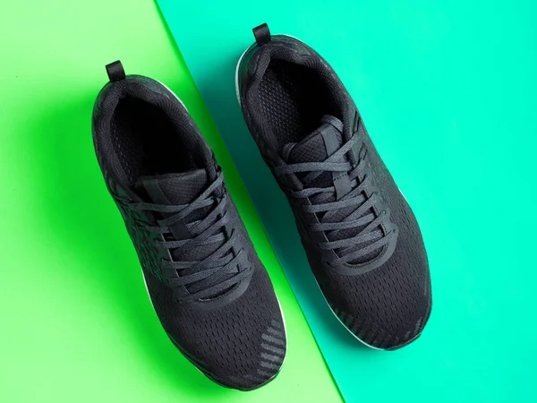 Renkli Bir Arka Planda Spor Ayakkabısı — Stok fotoğraf