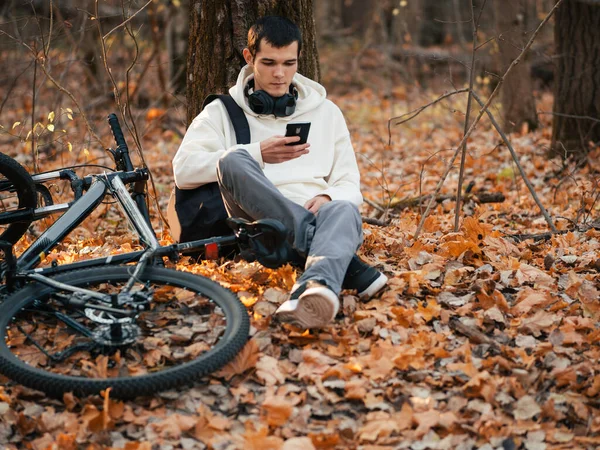 Joven Guapo Ciclista Masculino Descansa Junto Árbol Atardecer Entre Las — Foto de Stock