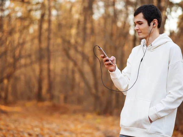 Een Knappe Man Met Een Koptelefoon Die Naar Muziek Luistert — Stockfoto