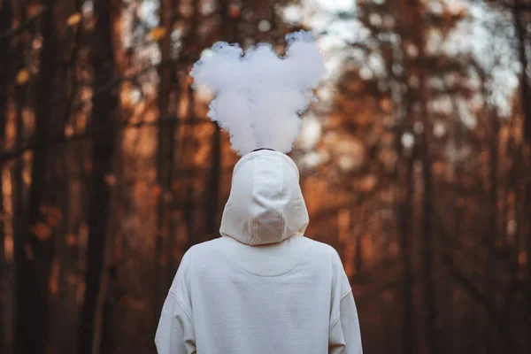 Молодой Человек Белой Толстовке Выдыхает Облако Пара Дыма Фоне Осеннего — стоковое фото