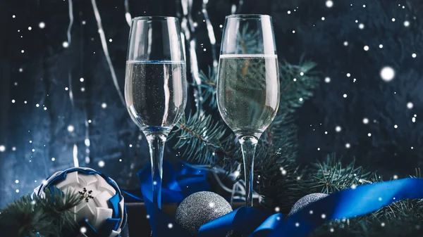 Deux Verres Champagne Sur Fond Noël Avec Boules Branches Arbre — Photo