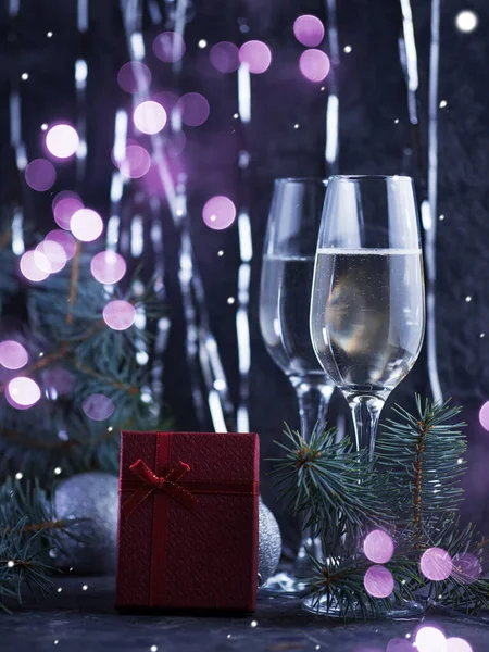 Vánoční Dekorace Před Vánočním Večírkem Dvě Sklenice Šampaňského Slavnostním Pozadí — Stock fotografie