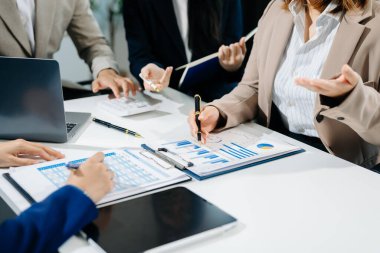 Takım, sunum ve dijital tablet içinde finansal veriler ve pazarlama büyüme raporlarıyla analizi tartışan iş ekibi işbirliği