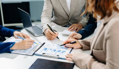 Takım, sunum ve dijital tablet içinde finansal veriler ve pazarlama büyüme raporlarıyla analizi tartışan iş ekibi işbirliği