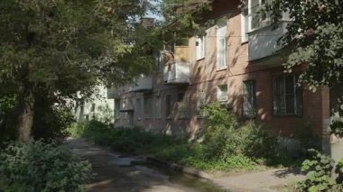 Yazın pitoresk bir yerde balkonu olan eski, alçak katlı evler. Dolly kamera. 4k 