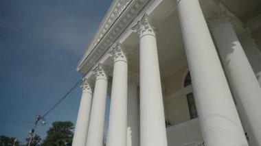 Sütunları olan bir bina, Tver 'in merkezinde kültürel miras. Yukarı bak. 4k