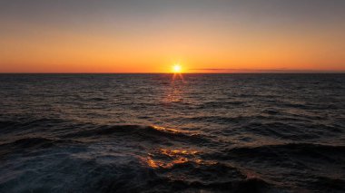 Denizde gün batımı ve Mavi Saat, Atlantik Okyanusu üzerinde, Ağustos 2025. 