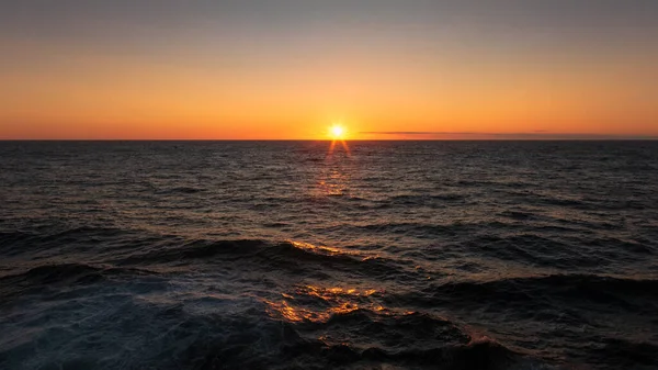 Denizde gün batımı ve Mavi Saat, Atlantik Okyanusu üzerinde, Ağustos 2025. 