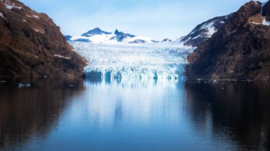 Mavi Gökler, Buzullar, Prins Dağları ve Buzdağları Christian Sund, Güney Grönland, Ağustos 2025