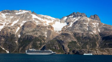 Mavi Gökler, Buzullar, Prins Dağları ve Buzdağları Christian Sund, Güney Grönland, Ağustos 2025