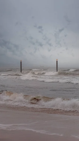 Huysuz bir Kambois Plajı 'nda temiz hava yürüyüşü, Eylül 2025.