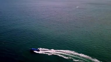 Endonezya, Kuzey Maluku 'daki deniz taşıma merkezini gösteren sürat tekneleriyle Sofifi limanının havadan görüntüsü..