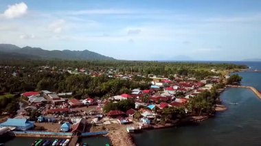 Endonezya, Kuzey Maluku 'daki deniz taşıma merkezini gösteren sürat tekneleriyle Sofifi limanının havadan görüntüsü..