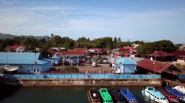 Endonezya, Kuzey Maluku 'daki deniz taşıma merkezini gösteren sürat tekneleriyle Sofifi limanının havadan görüntüsü..