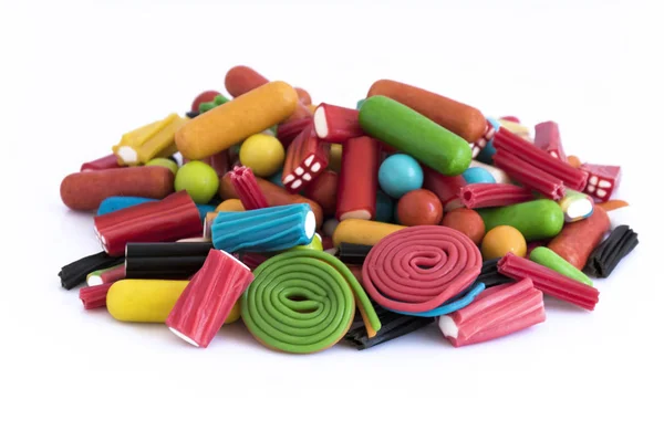 Goodies, beyaz arka plan üzerinde şifreli tatlılar çeşitli renk ve lezzetleri kümesidir.