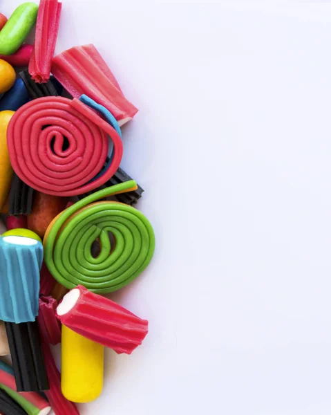 Çeşitli renk ve lezzetleri, beyaz arka plan üzerinde ile çeşitli hediyeler karışımı.