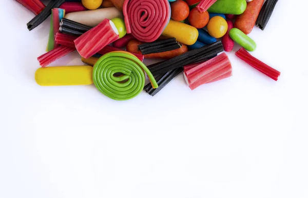 Çeşitli renk ve lezzetleri, beyaz arka plan üzerinde ile çeşitli hediyeler kümesi.