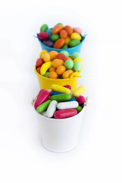 Küçük su bardağı goodies tam farklı renkler ve beyaz arka plan üzerinde izole tatlar.