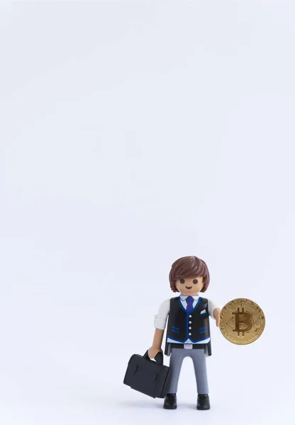 Beyaz arka plan üzerinde izole bir bitcoin gösterilen evrak çantası, küçük bebek ile. Dikey biçimde.