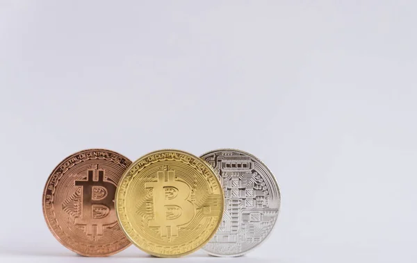 Üç bitcoins ayakta birlikte gümüş, altın ve cooper, ayakta beyaz arka plan üzerinde izole. Yatay biçimde.