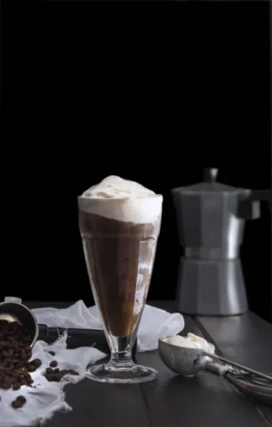 Bir avuç dolusu kahve çekirdekleri ile ahşap arka plan üzerinde kahve rüşvet ile krem dondurma. Yatay biçimde.