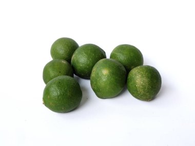  Taze ve canlı limonlar temiz beyaz bir arka planda düzenlenir. Bu resim turunçgillerin altını çizmek, sağlıklı yemek yemek ve içki temaları için mükemmeldir..