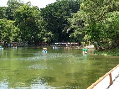 Eğlence amaçlı pedal tekneleriyle Senjoyo Gölü manzarası. Tropikal bir parkın sakin ve huzurlu atmosferini yakalıyor..