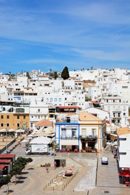 Albufeira, Portekiz - 10 Haziran 2017 - Balık tutma aile Anıtı (Monumento dos Pescadores Largo) alt ve ayarı, Albufeira, Portekiz, Avrupa, 10 Haziran 2017 zevk insanlar beldesi görünümünü yükseltilmiş..