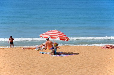 Albufeira, Portekiz - 10 Haziran 2017 - rahatlatıcı turist sayısı dışında deniz, Albufeira, Portekiz, Avrupa, 10 Haziran 2017 ile sahilde.