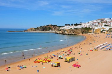 Albufeira, Portekiz - 10 Haziran 2017 - plaj ve şehrin görünümünü ayarı, Albufeira, Portekiz, Avrupa, 10 Haziran 2017 zevk insanlar ile yüksek.