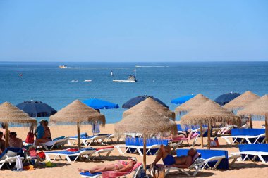 Albufeira, Portekiz - 10 Haziran 2017 - şemsiye ve şezlong ayarı, Albufeira, Portekiz, Avrupa, 10 Haziran 2017 zevk turist ile sahilde.